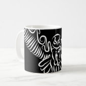 白黒のトライバル飛んでいるフクロウ コーヒーマグカップ (正面左)