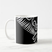 白黒のトライバル飛んでいるフクロウ コーヒーマグカップ (左)