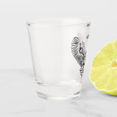 白黒のトライバル飛んでいるフクロウ ショットグラス (左)