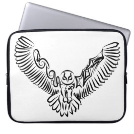 白黒のトライバル飛んでいるフクロウ ラップトップスリーブ