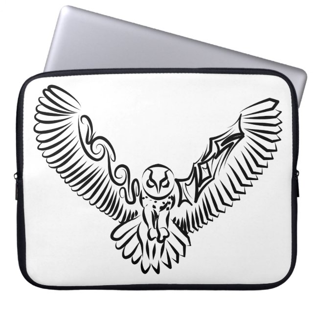 白黒のトライバル飛んでいるフクロウ ラップトップスリーブ (正面)