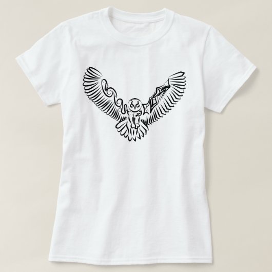 白黒のトライバル飛んでいるフクロウ Tシャツ (デザイン正面)