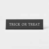 白黒のトリックまたはハロウィーンサインを扱う デスクネームプレート (正面)