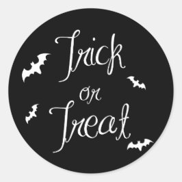 白黒のトリックまたはハロウィーンステッカーを扱う ラウンドシール