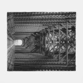 白黒のトレッスル橋 フリースブランケット (正面(横))