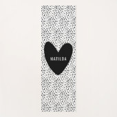 白黒のハート付きスポットパーソナライズされた ヨガマット (正面)