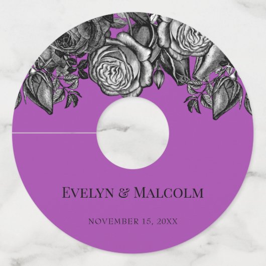 白黒のバラ明るい紫結婚の ワイングラスタグ (正面)