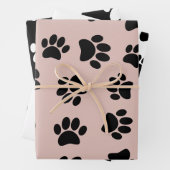 白黒のバラ金ゴールド上の犬の足のパターン ラッピングペーパーシート (インサイチュ)