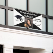 白黒のビニールの卒業写真 横断幕 (ビルの外側)