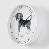 白黒のビーグル犬のデザインとテキスト 壁時計 (傾斜)