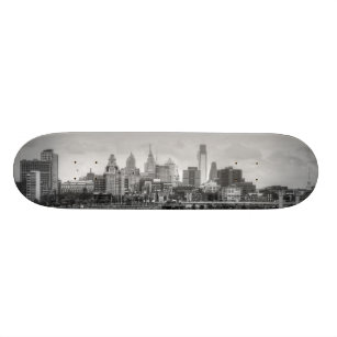白黒のフィラデルヒィアのスカイライン スケートボード