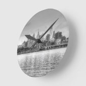 白黒のフィラデルフィアスカイライン ラウンド壁時計 (傾斜)