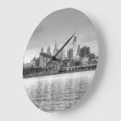 白黒のフィラデルフィアスカイライン ラージ壁時計 (傾斜)