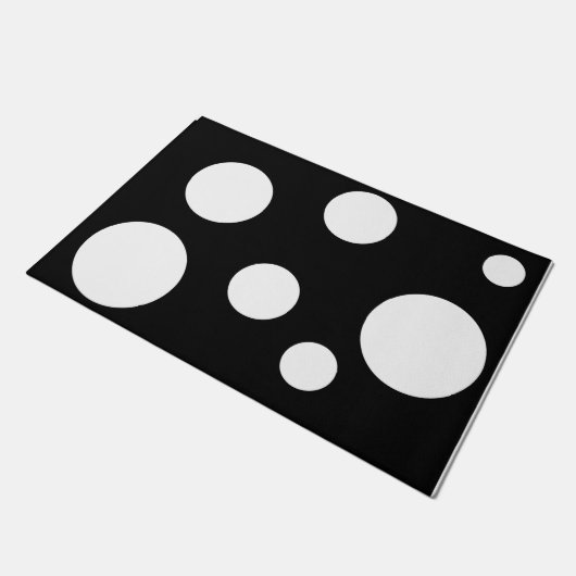 白黒のポルカ点々のある屋外用敷物 ドアマット (アングル)