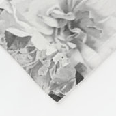 白黒のモダンな水彩画の国の花柄 フリースブランケット (角)