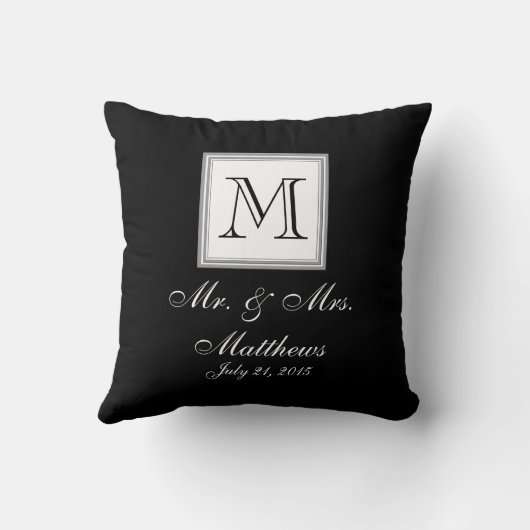 白黒のモノグラムは結婚式の記念品の枕を示します クッション (裏面)