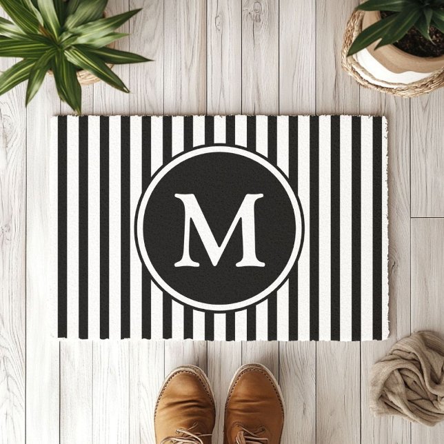 白黒のモノグラムストライプ ドアマット (Elegant Black And White Monogram Doormat)