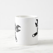 白黒のヴィンテージの整備士のスカルの十字のレンチ コーヒーマグカップ (中央)