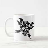 白黒のヴィンテージの整備士のスカルの十字のレンチ コーヒーマグカップ (左)