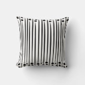 白黒の三角形の三角形パターストライプン クッション (正面)