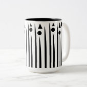 白黒の三角形の三角形パターストライプン ツートーンマグカップ (正面右)