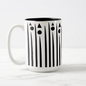 白黒の三角形の三角形パターストライプン ツートーンマグカップ (左)