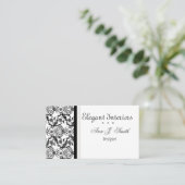 白黒の上品でエレガントなダマスク織の花柄 名刺 (スタンド正面)