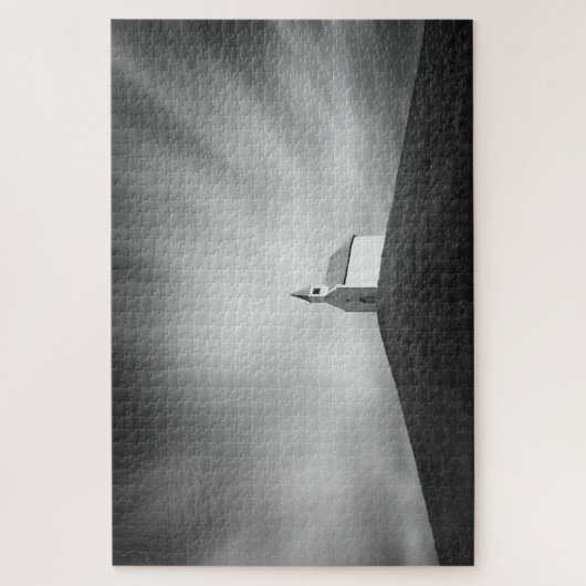 白黒の丘の上の教会 ジグソーパズル (縦)