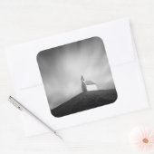 白黒の丘の上の教会 スクエアシール (封筒)