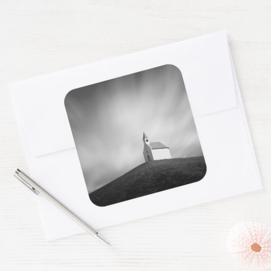 白黒の丘の上の教会 スクエアシール (封筒)