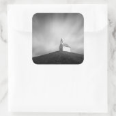 白黒の丘の上の教会 スクエアシール (バッグ)