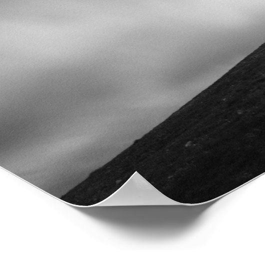 白黒の丘の上の教会 ポスター (角)