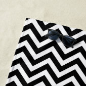 白黒の中サイズの山形のストライプ ビーチタオル (インサイチュ)