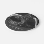 白黒の仮装マスクと真珠パーティー ペーパープレート (アングル)