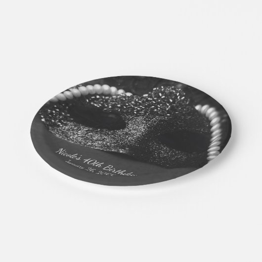 白黒の仮装マスクと真珠パーティー ペーパープレート (アングル)