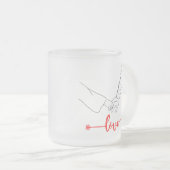 白黒の例示的な保持ハンドカップル フロストグラスマグカップ (正面右)