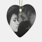白黒の個人用ハート モノグラムの セラミックオーナメント (左)