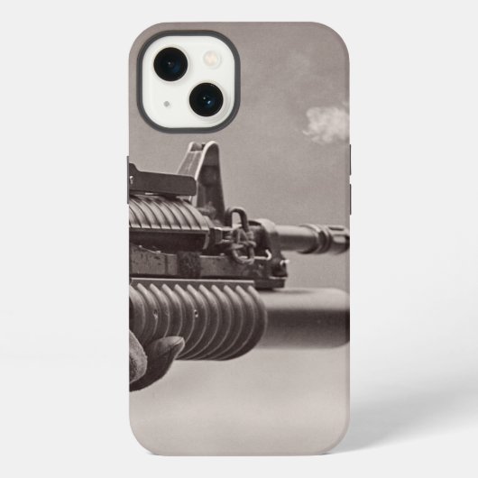 白黒の兵士のサブマシンガン男性らしさ iPhoneケース (裏面)