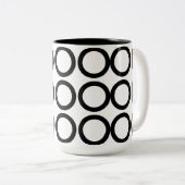 白黒の円の幾何学的 ツートーンマグカップ (正面右)