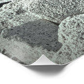 白黒の写真が岩の多い海・ショア ポスター (コーナー)