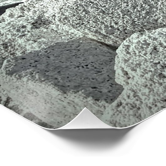 白黒の写真が岩の多い海・ショア ポスター (コーナー)