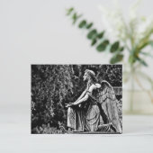 白黒の写真ひざまずき天使 ポストカード (スタンド正面)