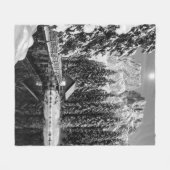 白黒の冬の山の湖キャビンの写真 フリースブランケット (正面(横))