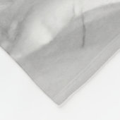 白黒の冬の山の湖キャビンの写真 フリースブランケット (角)