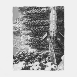 白黒の冬の山の湖キャビンの写真 フリースブランケット