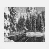 白黒の冬の山の湖キャビンの写真 フリースブランケット (正面(横))
