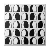 白黒の半円の幾何学的パターン タイル (正面)