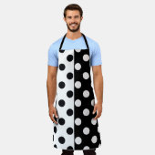 白黒の半色分割の逆水玉模様 エプロン (着用した状態)