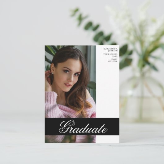 白黒の卒業写真の発表記事 ポストカード (スタンド正面)