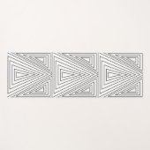 白黒の同心三角形パターン ヨガマット (正面(横))